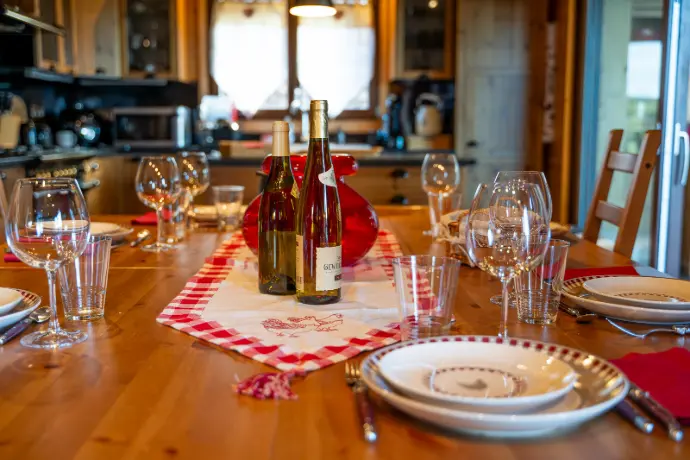 Table dressée pour voyageurs